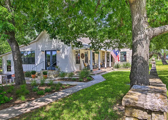 Beautiful Hill Country Cottage - Walk To Downtown!