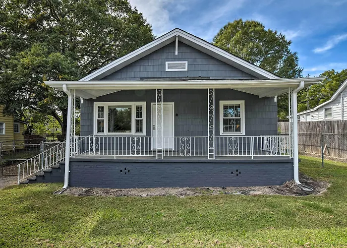 Walk To Parks & Dining! Cozy Greenville Home
