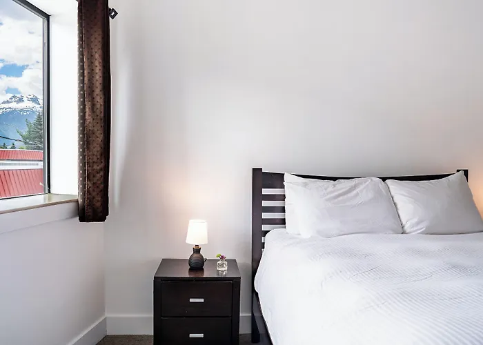 Selkirk Snug By Revelstoke Vacations