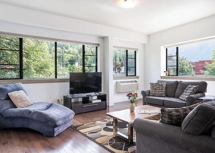 Selkirk Snug By Revelstoke Vacations