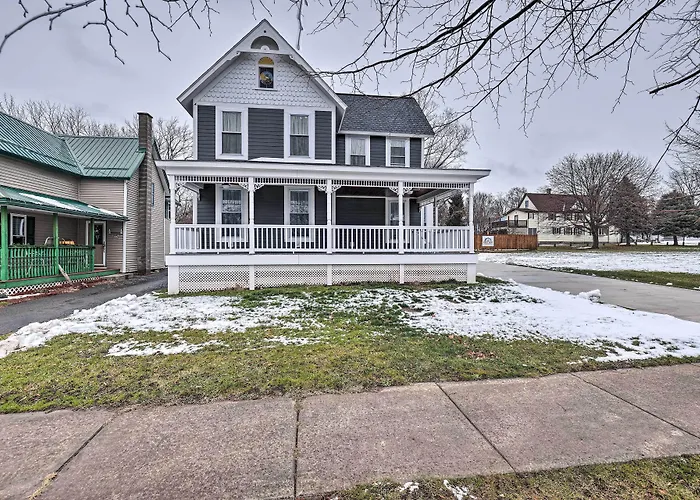 Walkable Sodus Point Retreat < 1 Mi To Lake