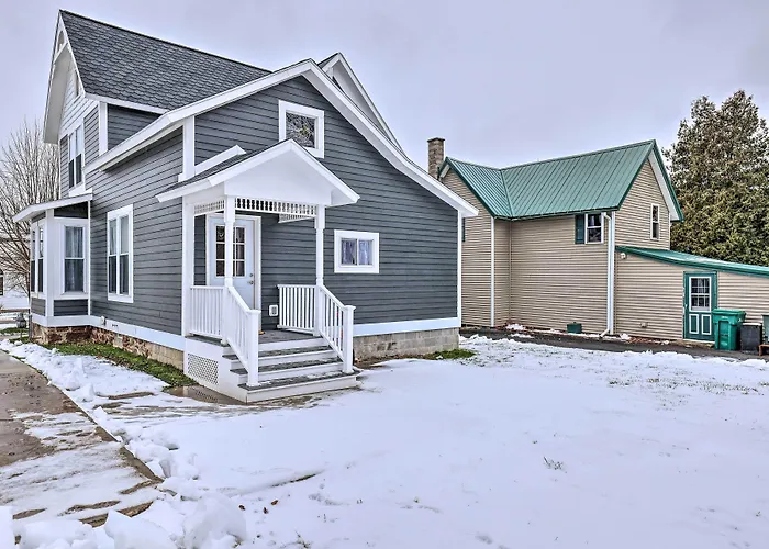 Walkable Sodus Point Retreat < 1 Mi To Lake