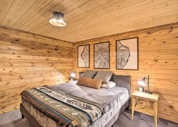 Splendid Family Cabin W/ Hot Tub & Grill!