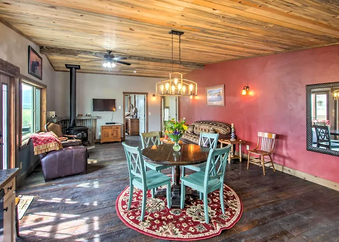 Lovely Livingston Loft W/ Mountain & River Views!