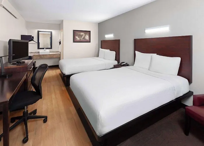 Travelodge By Wyndham Peoria