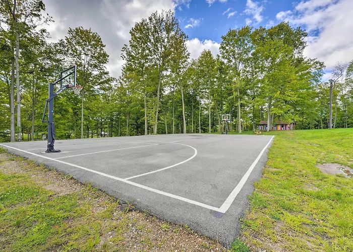 Cassopolis Cabin, Private Deck & Lake Access!
