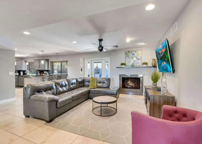 4 Bdr, Two Master Suite, Billiards & Desert Oasis Pool