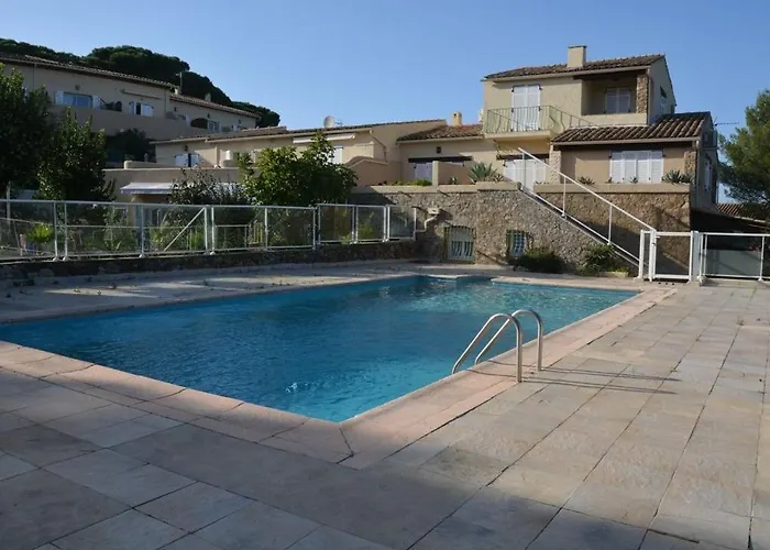 Joli Studio Classe 3Etoiles Avec Terrasse, Piscine, Place De Parking Privee Le Mas Syana