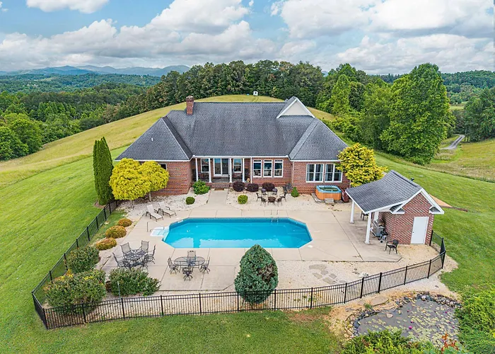 Luxury Getaway Home With Panoramic Views, Pool & Hot Tub!