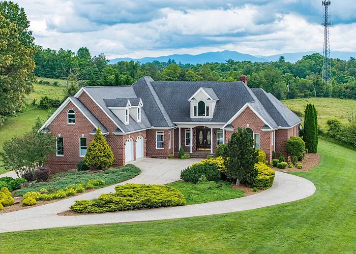 Luxury Getaway Home With Panoramic Views, Pool & Hot Tub!