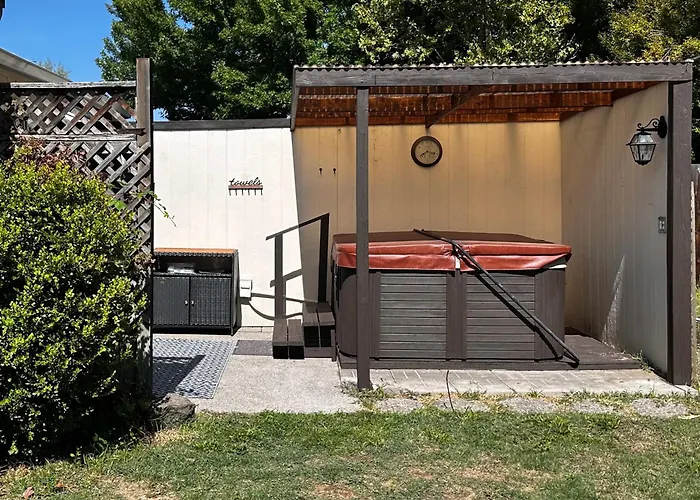 Hot Tub! King Bed-Firepitt-Near Airport& Freeway