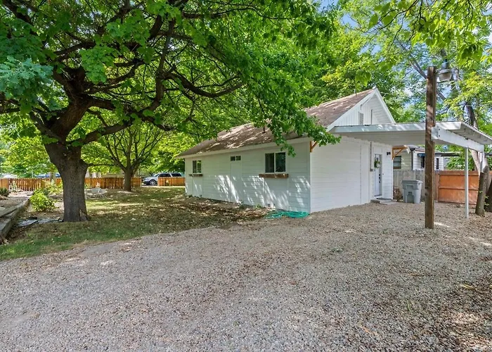 Modern Gatsby 2B15B Caldwell Near Golf Course!