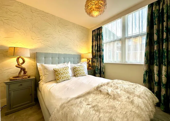 Quayside Haven: Stylish 2-Bedroom Near Poole Quay