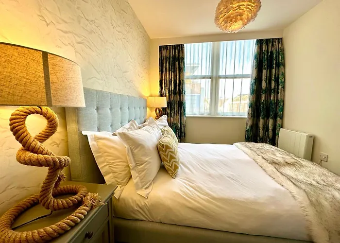 Quayside Haven: Stylish 2-Bedroom Near Poole Quay