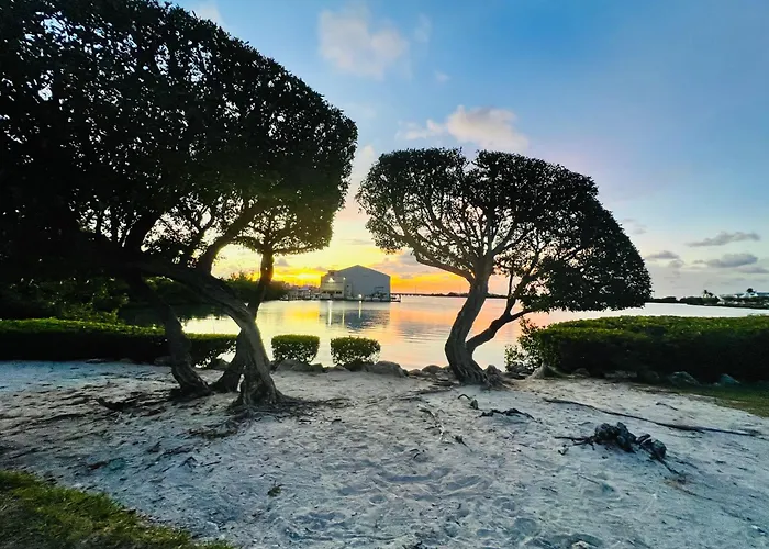 Beach House Getaway - Waterfront Villa In Duck Key