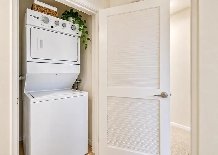 Irvine Spectrum/2 Bedrooms/2 Bathrooms/Apartment/Pool/Gym