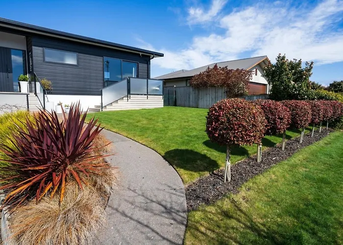 New, Luxurious And A Short Stroll To The Lake