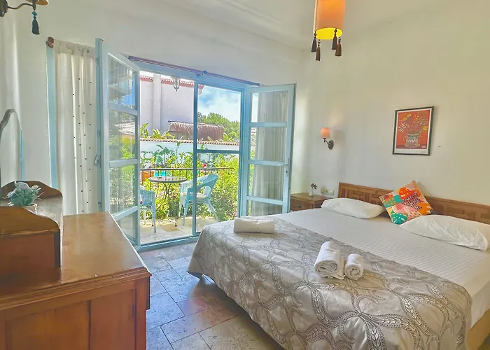 Dort Mevsim Alacati