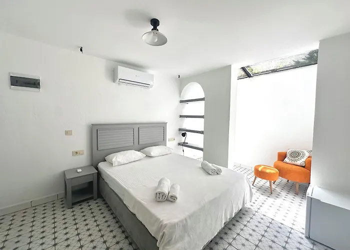 Dort Mevsim Alacati