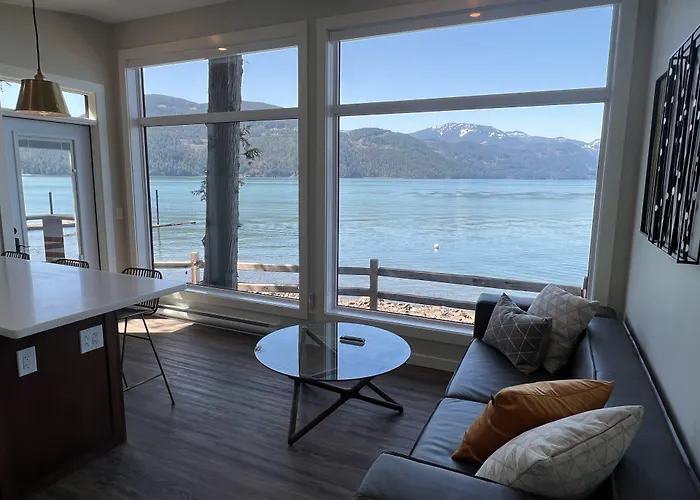 The Lodge On Harrison Lake