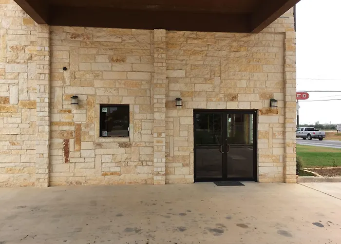 Pearsall Inn And Suites