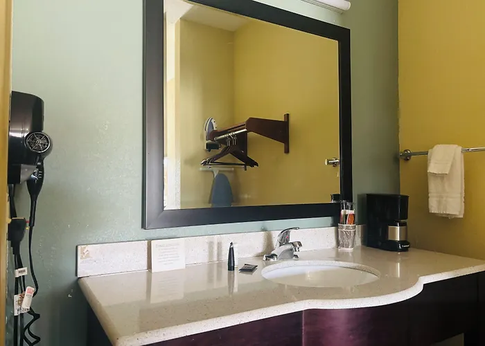 Pearsall Inn And Suites