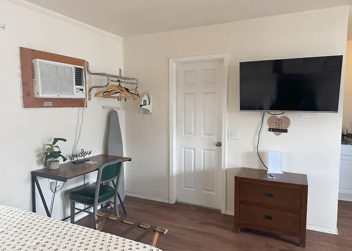 Lakeshore Lodge