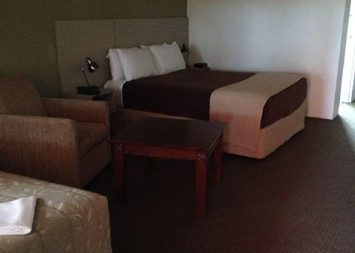 Francis Phillip Motor Inn And The Lodge