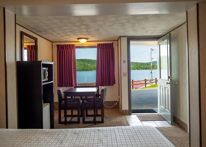 Lake 'N Pines Motel