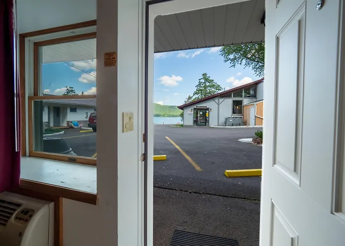 Lake 'N Pines Motel