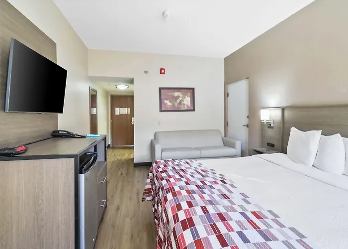 Red Roof Inn & Suites Fayetteville-Fort Bragg