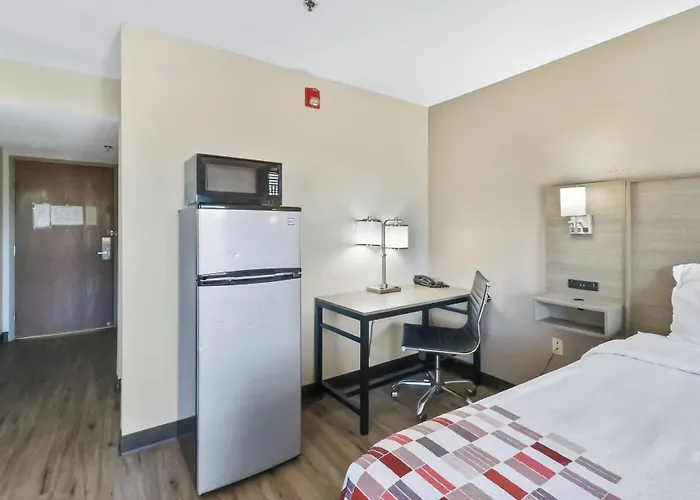 Red Roof Inn & Suites Fayetteville-Fort Bragg