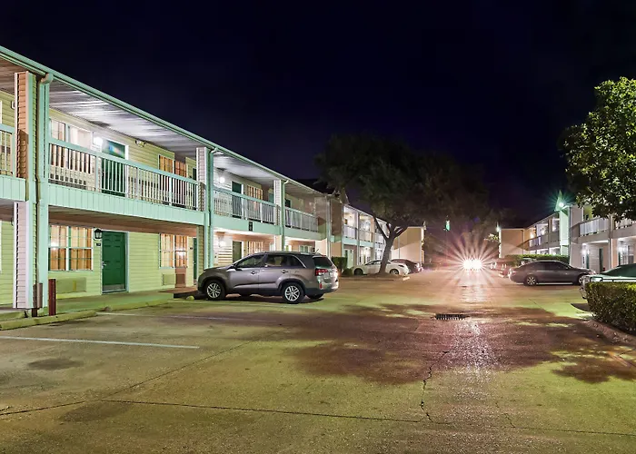 Hometowne Studios By Red Roof Dallas - North Addison - Tollway