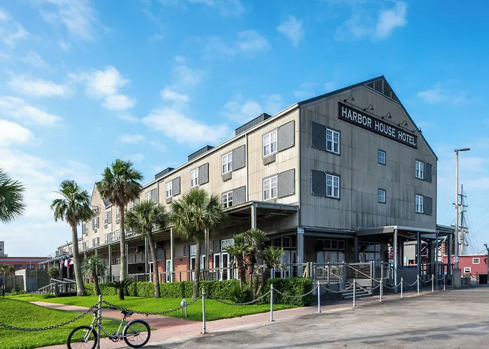 Harbor House Hotel And Marina At Pier 21