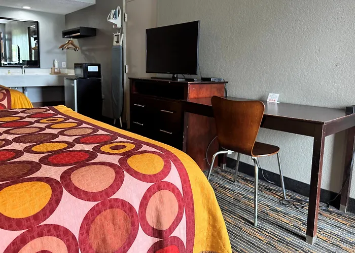Super 8 By Wyndham Meridian