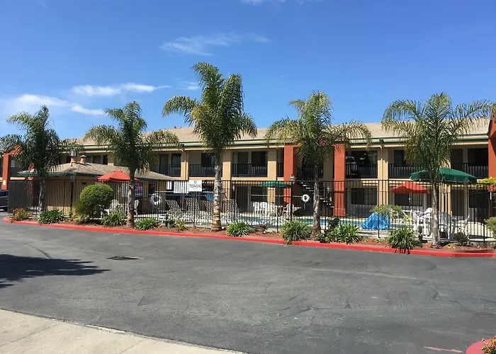 Super 8 By Wyndham Salinas