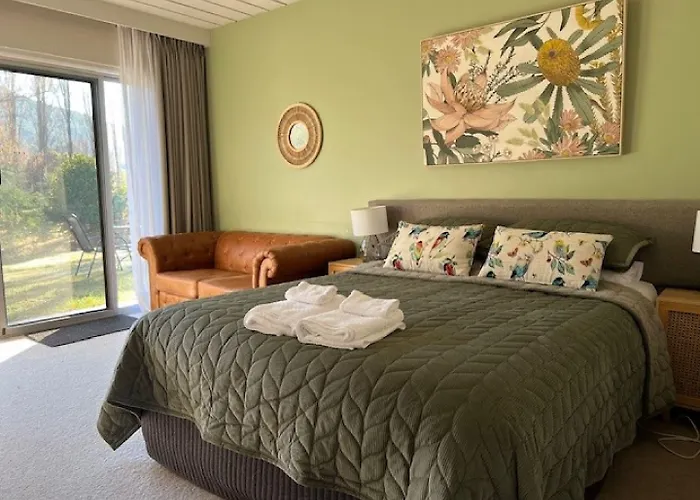 Riverbank Park Motel