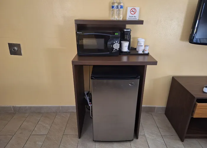 Super 8 By Wyndham Weslaco