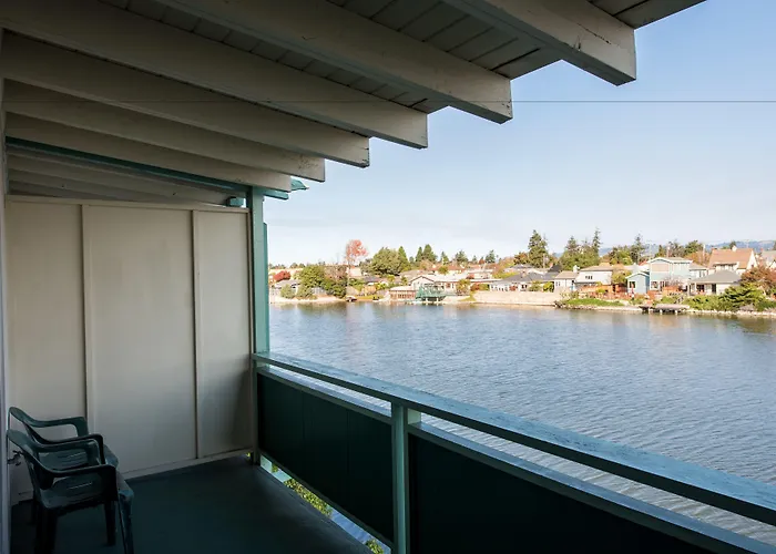 Coral Reef Inn & Condo Suites