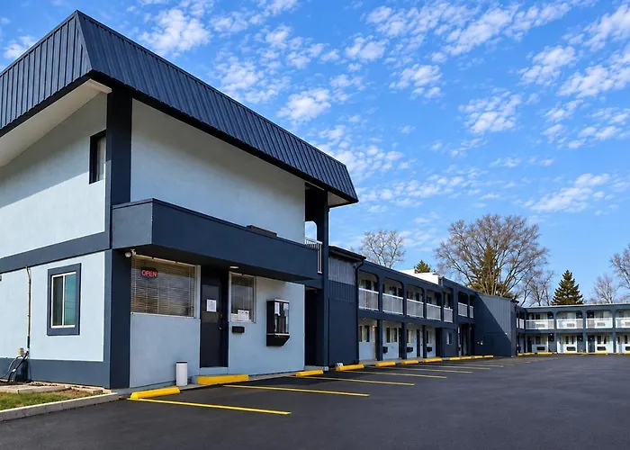 Richmond Inn & Suites Near Dayton I-70
