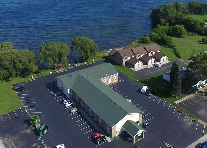 Econo Lodge Menomonie On The Bay