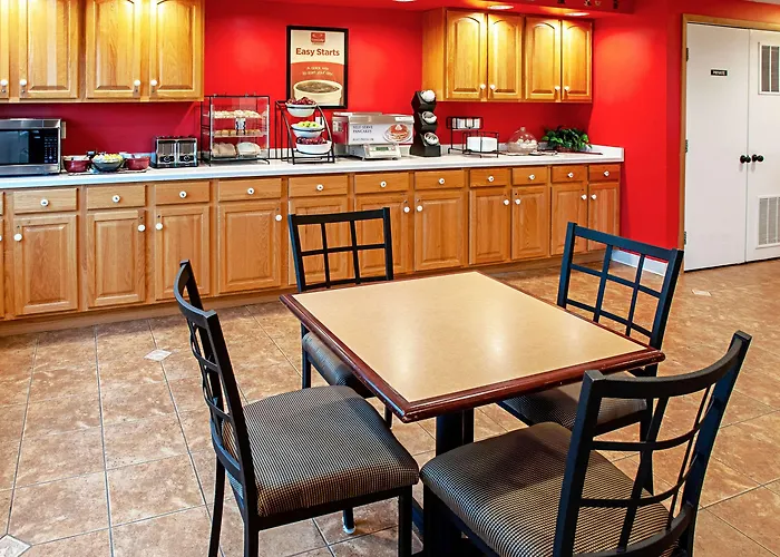 Econo Lodge Menomonie On The Bay
