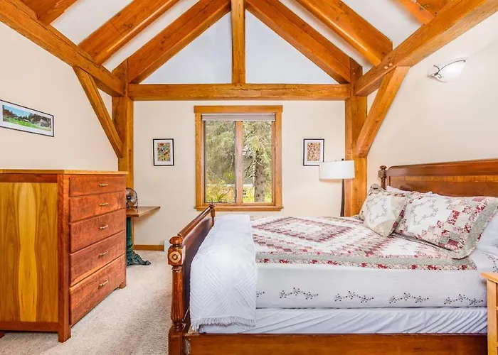 Handcrafted Girdwood Cabin Above A Quiet Pond