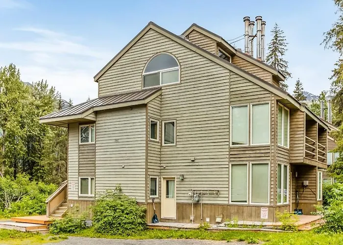 Compact Girdwood Condo Steps From The Lifts