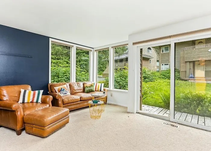 Compact Girdwood Condo Steps From The Lifts