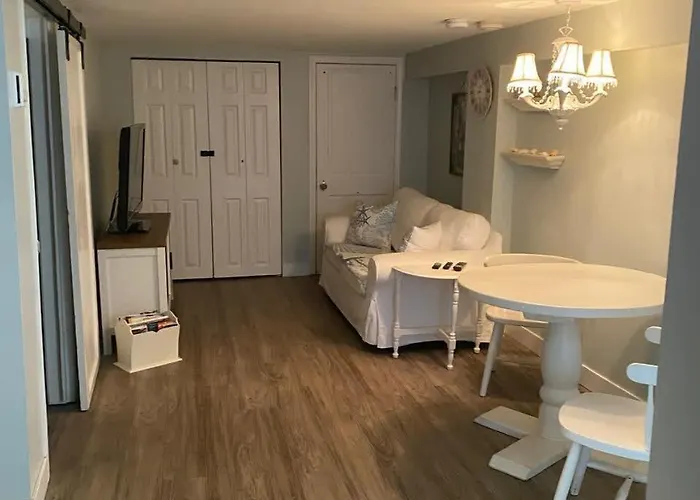 Quaint 1 Bedroom Lower Suite In Victoria, Bc