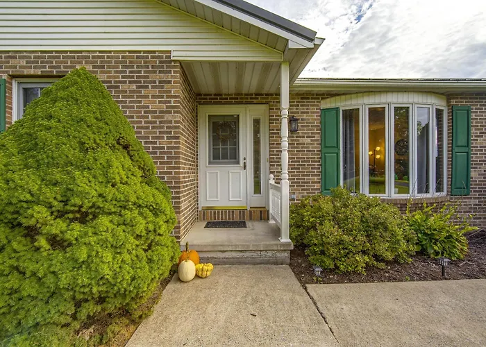 Charming Lewisburg Home W/ Hot Tub & Games!