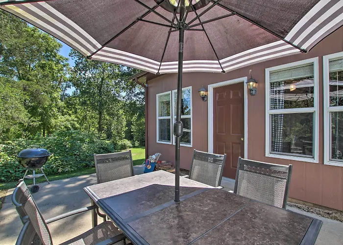 'Turtle Rock' - Ironton Cabin W/ Furnished Patio!