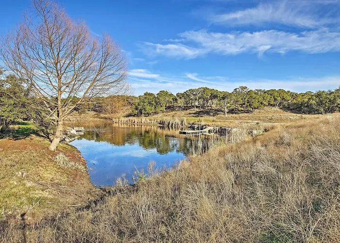Peaceful Hill Country Hideaway W/ Pond Views