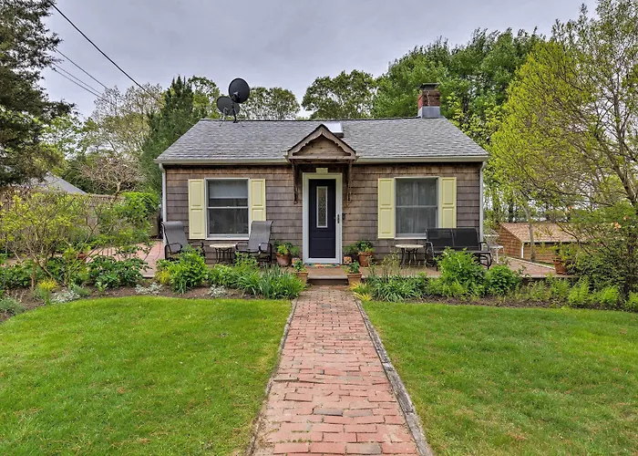 Cute East Hampton Cottage W/ Patio - Walk To Beach